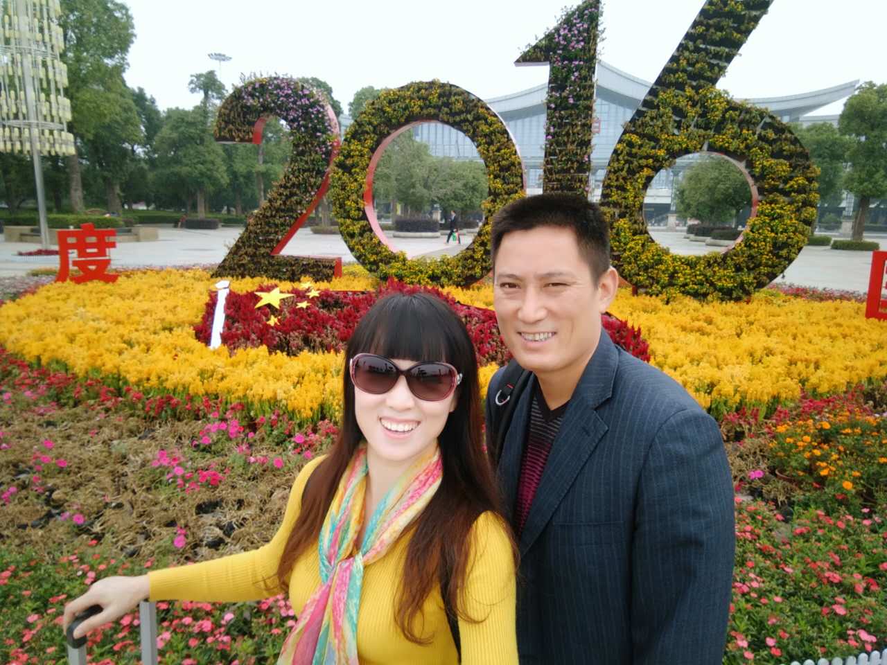 云起老師和她老公合照，最幸福的女人就是這樣的.jpg