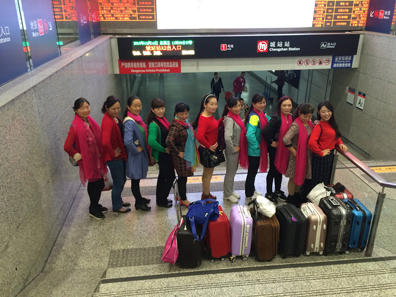 春之花舞隊(duì)已經(jīng)到了，終于見到美麗的９０后美女了.jpg