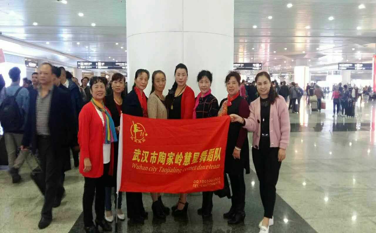 陶家?guī)X彗星舞隊(duì)到杭州了 很用心的舞隊(duì) 還自己做了隊(duì)旗.jpg