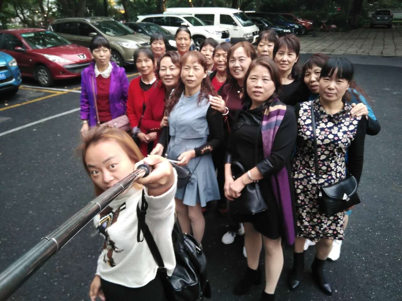 愛(ài)云廣場(chǎng)舞快樂(lè)舞隊(duì)西湖游玩照.jpg