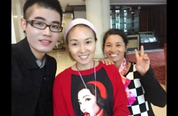 廣場(chǎng)舞名師湘湘老師與工作人員親切的玩起了自拍